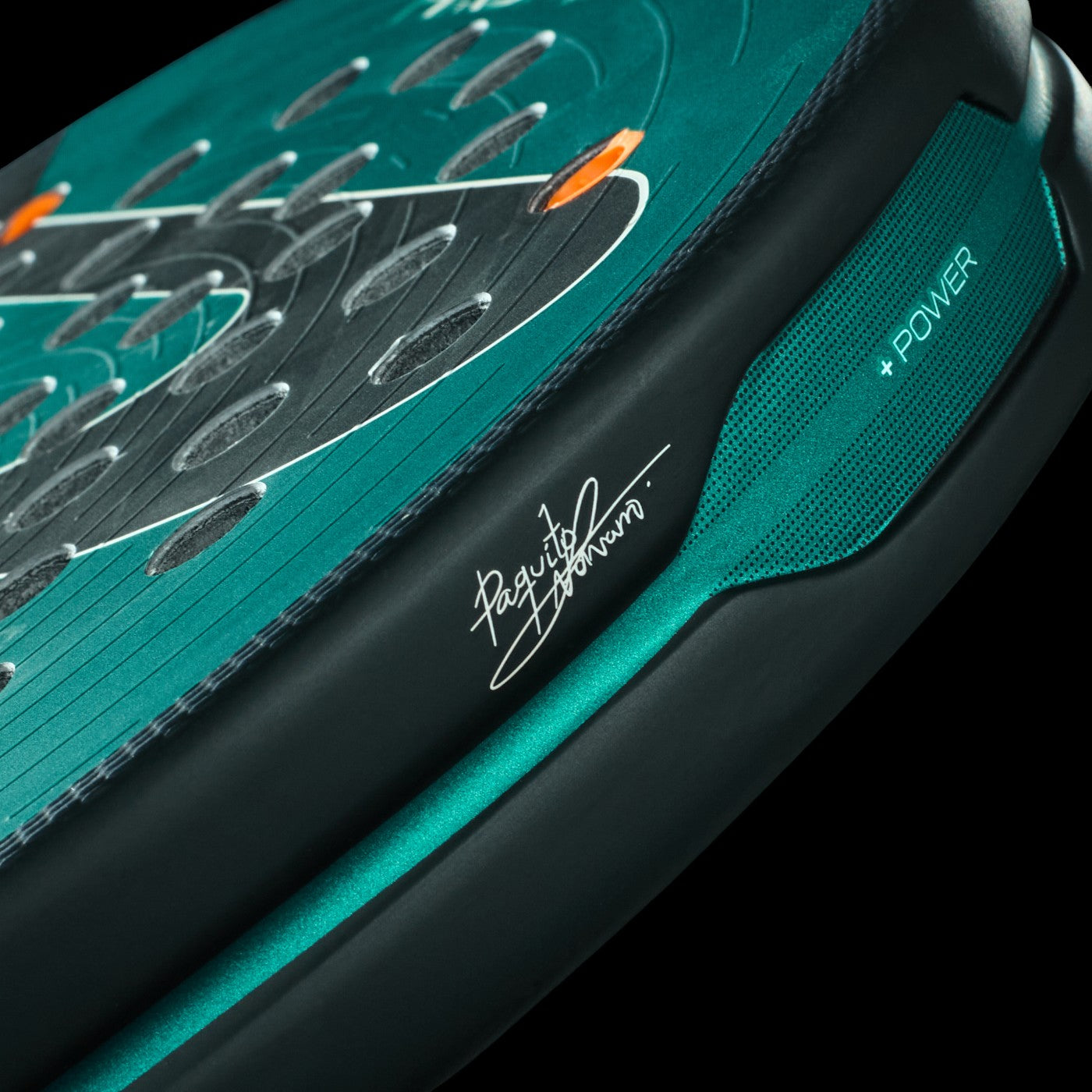 Bullpadel Hack 04 TriCarbon 3D face close-up