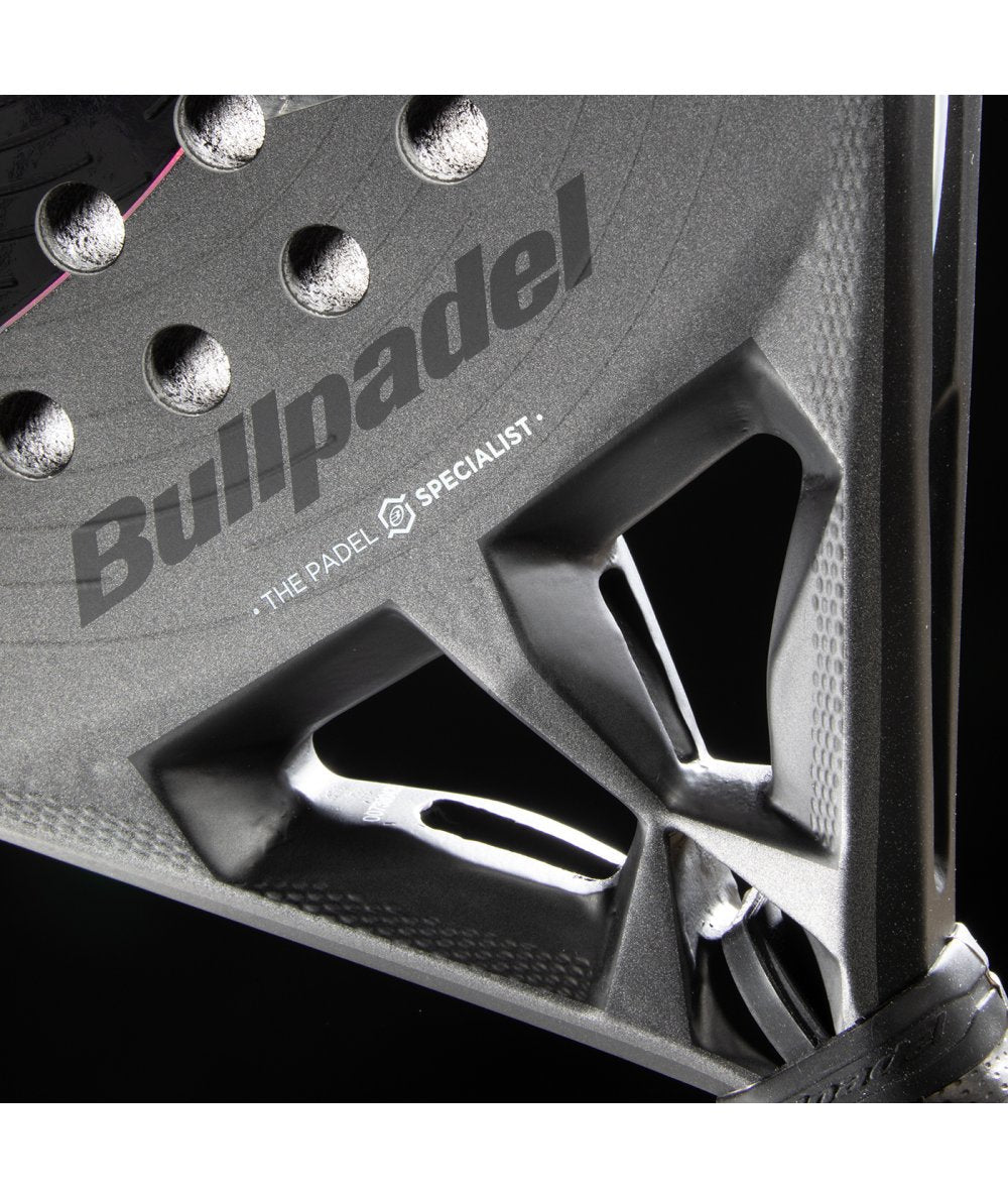 Close-up of Bullpadel Hack 04 Hybrid 18K aluminised carbon face