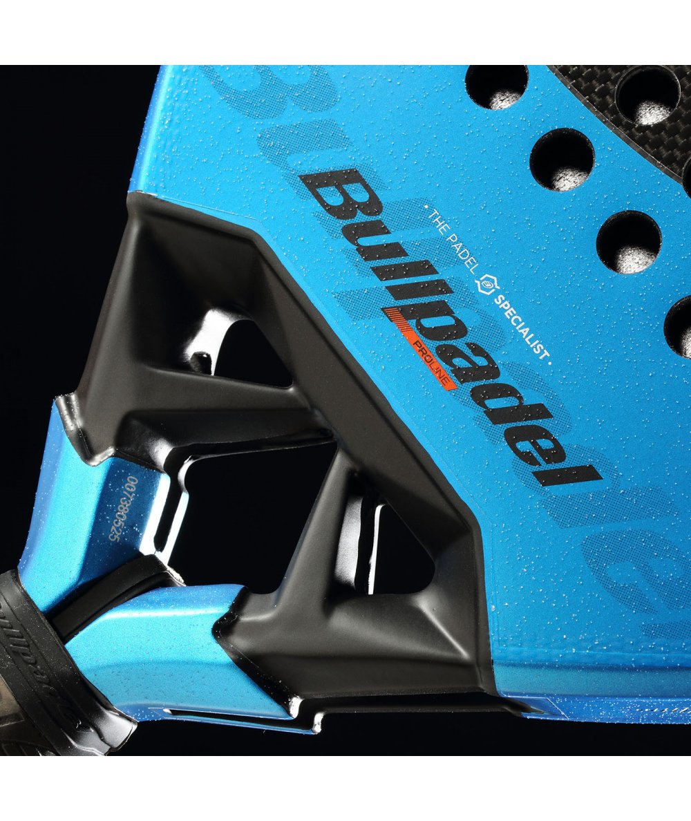 Professional player Pablo Cardona using Bullpadel Vertex 05 Geo